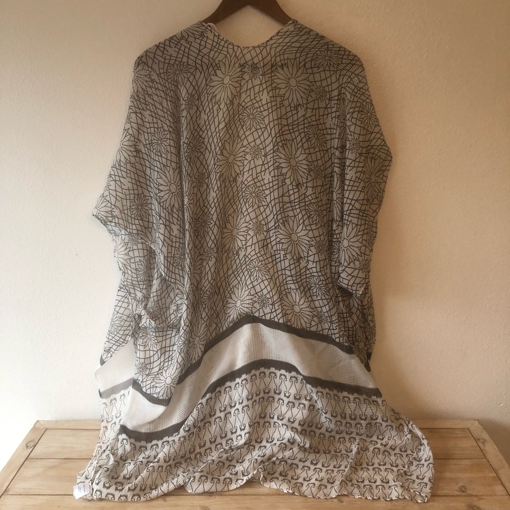 Woven Heart Gray and White Kimono One Size - Picture 3 of 4